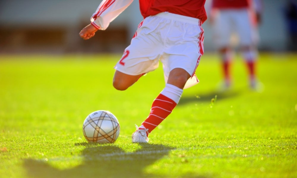 サッカー少年のキック動作
